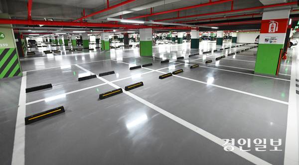 에너지 절감 조치로 공공부문 차량 2부제, 지방자치단체 등 공공기관이 운영하는 공영주차장 대상 ‘승용차 5부제’가 적용된 8일 오전 수원시 경기도청 주차장이 한산한 모습을 보이고 있다. 2026.4.8 /최은성기자 ces7198@kyeongin.com
