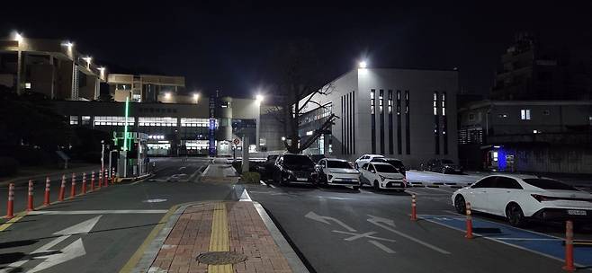 ▲ 파주시 공공청사가 야간과 주말 주차장은 개방하면서도 시민이 이용할 수 있는 화장실은 제공하지 않아 불편과 형평성 논란이 제기되고 있다. 4월 7일 오후 9시께 파주시청 주차장은 개방돼 있지만 출입문이 닫혀 있어 일반인이 화장실을 사용하기 위해 건물로의 진입은 못한다. /이종태 기자 dolsaem@incheonilbo.com