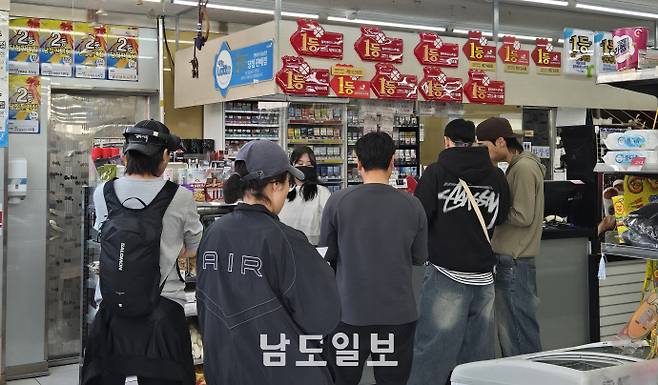 일확천금을 꿈꾸는 로또명소 '나주 알리바이 편의점'이 지역 경제 활력에 이바지하고 있다. 사진은 평일 점심시간 로또를 구매하기 위해 줄 선 시민들. /정희윤 기자 star@namdonews.com