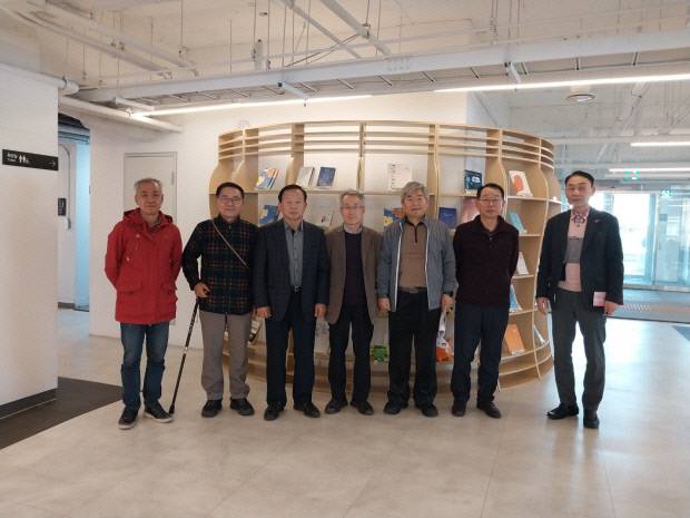 ‘북 박물관 시민모임’에 참여하고 있는 인사들이 최근 전일빌딩245에서 도서 책장을 배경으로 포즈를 취했다. 왼쪽부터 조대영 영화평론가, 김민철 교사, 안종철 박사, 김대현 전남대 명예교수, 장우권 전남대 교수, 이여진 광주동구문화관광재단 이사, 김용철 동명새마을금고 이사장. <조대영 영화평론가 제공>