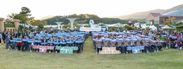 지난해 11월 1일 거제섬꽃축제 개막식에서 거제~가덕도신공항 연결철도의 제5차 국가철도망 구축계획 반영을 촉구하는 시민 캠페인이 열리고 있다. /거제시