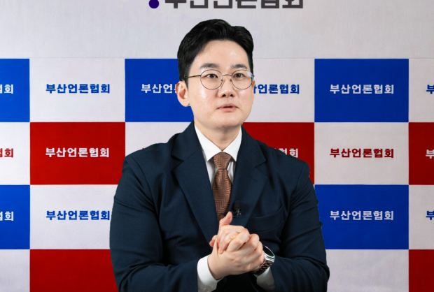 정이한 개혁신당 부산시장 후보가 부산 인구 감소와 산업 변화에 대한 입장을 밝히고 있다. [사진=김동식 기자]