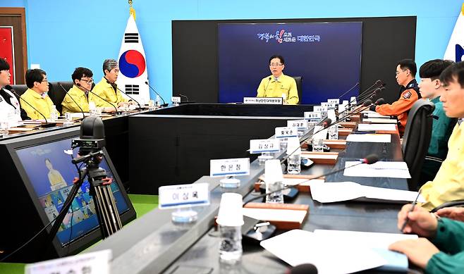 경북도가 봄철 건조한 기후로 인한 대형 산불 위험을 사전에 차단하기 위해 8일 재난안전대책본부 회의를 개최했다./경북도 제공