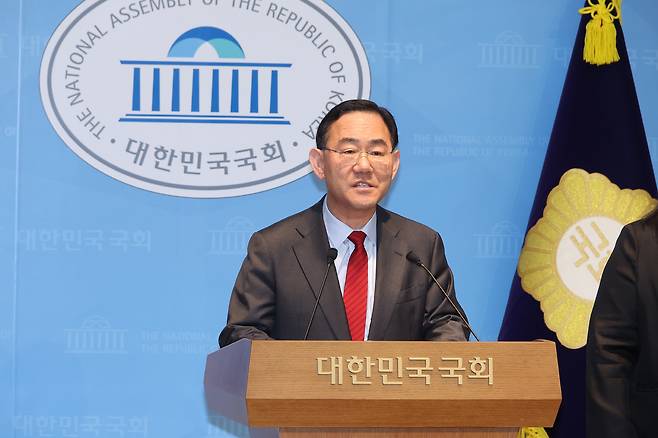 국민의힘 대구시장 후보 경선에서 컷오프(공천 배제)된 6선 주호영 의원이 8일 국회 소통관에서 기자회견을 열고 있다. /연합뉴스