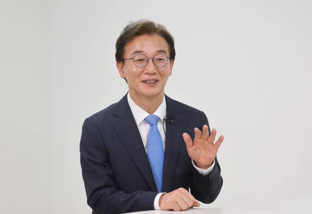 6·3지방선거에서 부산시장에 도전하는 더불어민주당 전재수(북갑) 의원이 8일 오후 <부산일보TV> 스튜디오에서 인터뷰를 진행하고 있다. 전 의원은 통일교 금품 수수 의혹을 일축하며 추진력 있는 시장으로서 면모를 강조했다. 이재찬 기자 chan@