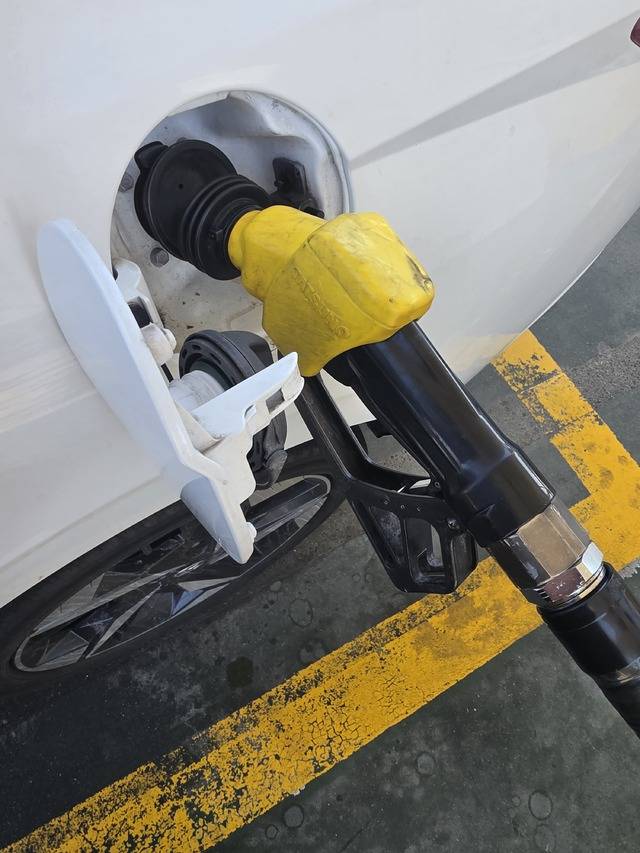 미국과 이란이 2주간의 '휴전 및 호르무즈 해협 개방'에 합의한 가운데 상승세를 이어가고 있는 국내 주유소 기름값이 안정세로 돌아설지 관심이 집중되고 있다. 권영진 기자