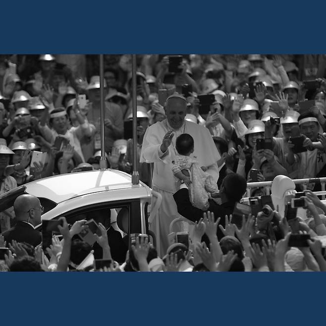 프란치스코 교황 선종 1주년을 기념하는 양종훈 사진가의 '교황님의 미소' 사진전이 예술의 도시 오스트리아 비엔나 툴립 아트 갤러리(Toolip Art Gallery)에서 4월 16일까지 열리고 있다. ⓒ 양종훈 사진가