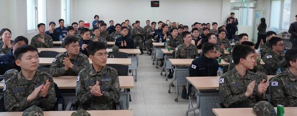 7일 금융 강의를 듣고 있는 장병들. [출처=신복위 ]