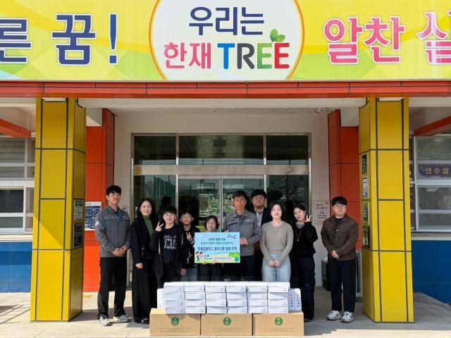 한솔페이퍼텍이 전남 담양군 한재초에 과학 체험학습용 종이드론 키트를 기부한 뒤 학교 관계자들과 기념촬영을 하고 있다. [사진=한솔페이퍼텍]