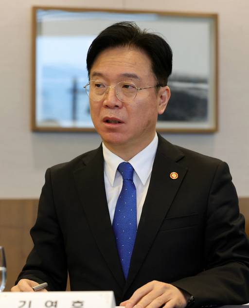 김영훈 고용노동부 장관이 지난 3월 26일 오전 서울 중구 프레스센터에서 열린 제1차 노사정 대표 만남에서 발언하고 있다. /뉴시스