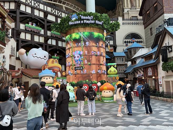 7일 서울 송파구 롯데월드 실내 공간에 마련된 메이플 스토리 관련 조형물에 모여 있는 방문객들의 모습.(송석주 기자 ssp@)