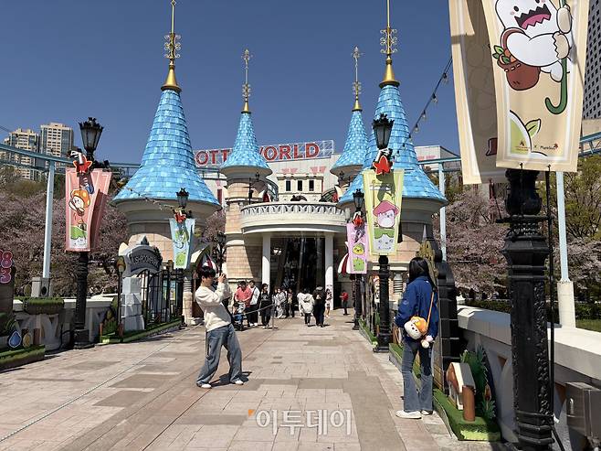 7일 서울 송파구 롯데월드 어드벤처 전경. 방문객들이 사진을 찍으며 추억을 남기고 있다.(송석주 기자 ssp@)