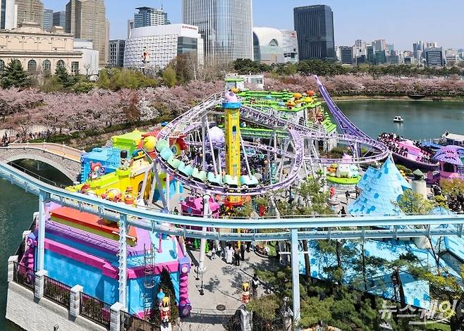 롯데월드 어드벤처가 8일 서울 송파구 롯데월드 어드벤처 매직아일랜드에 온라인 게임 메이플스토리 IP를 접목한 600평 규모의 '메이플 아일랜드 존'을 구성하고 신규 놀이기구 '스톤익스프레스', '아르카나라이드', '에오스타워'와 '핑크빈' 콘셉트로 변신한 '자이로스핀'이 운행되고 있다. 사진=이수길 기자 Leo2004@newsway.co.kr