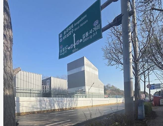 ▲서울 강동구 길동 '강동 헤리티지자이' 인근에서 진행 중인 지하철 9호선 연장 공사 현장. 단지에서 도보 약 5분 거리에 신설될 예정인 길동생태공원역으로, 향후 교통 여건 개선 기대가 반영되고 있다. 사진=장혜원 기자