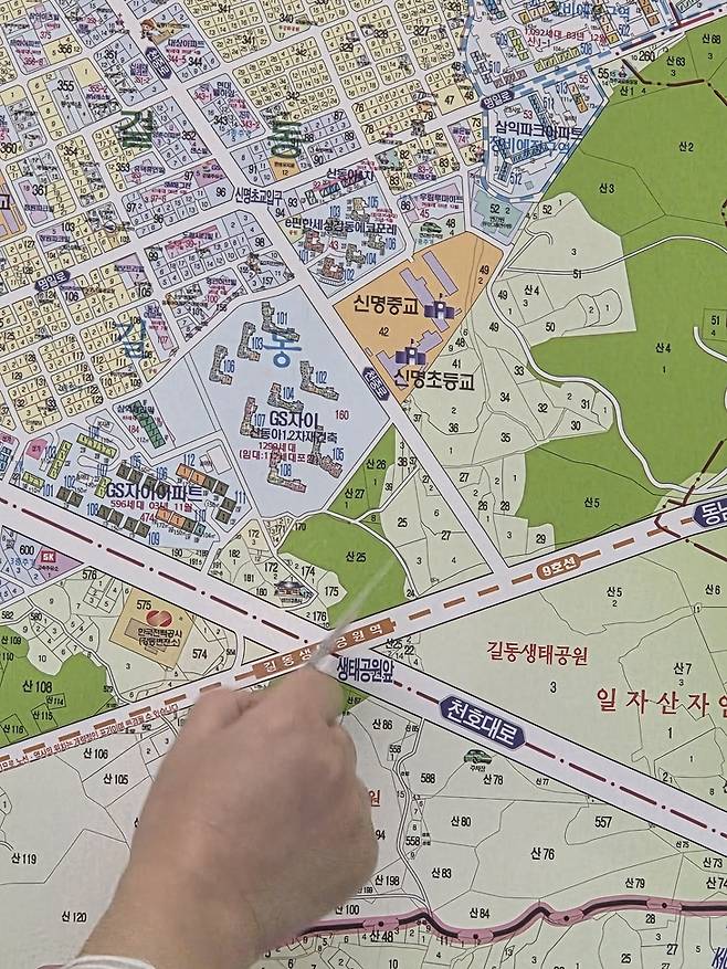 ▲서울 강동구 길동 인근 공인중개사 업소에 걸려 있는 '강동 헤리티지자이' 인근 지도. 단지 뒤편으로 2028년 개통 예정인 지하철 9호선 연장 노선(길동생태공원역)이 계획돼 있어 교통 여건 개선 기대가 반영되고 있다. 사진=장혜원 기자