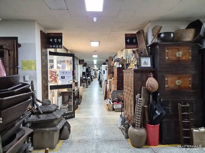 지난 3일 오후 서울 동대문구 답십리 고미술상가의 좁은 복도에 골동품들이 쌓여 있다. /류빈 기자