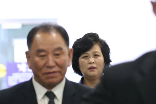 2018년 6월 4일 미국 방문 일정을 마친 김영철 북한 노동당 부위원장 겸 통일전선부장과 김성혜 통일전선부 통일전선책략실장이 베이징(北京)을 거쳐 귀국길에 올랐다. 김 부위원장과 김 실장 등 미국 방문단은 이날 고려항공 JS152편에 탑승했다. 2018.6.4. 연합뉴스 자료사진