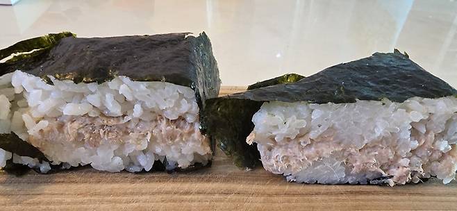 세븐일레븐의 기존 '더커진참치마요'(왼쪽)와 리뉴얼된 '올 뉴 더커진참치마요'(오른쪽). 육안으로 봐도 밥알의 찰기가 다른 것이 느껴진다./사진=김아름 기자 armijjang@