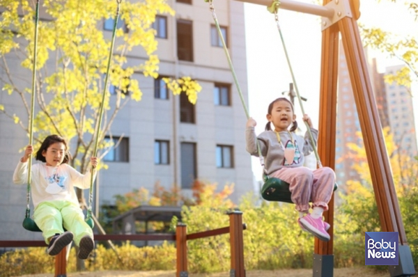우리나라 아동수당은 아동의 기본적 권리 보장과 양육에 대한 국가 책임 강화를 목적으로 2018년 도입됐다. 초기에는 소득 하위 90% 가구를 대상으로 지급됐으나, 이후 보편 지급으로 전환되며 제도가 확대돼 왔다. ⓒ베이비뉴스