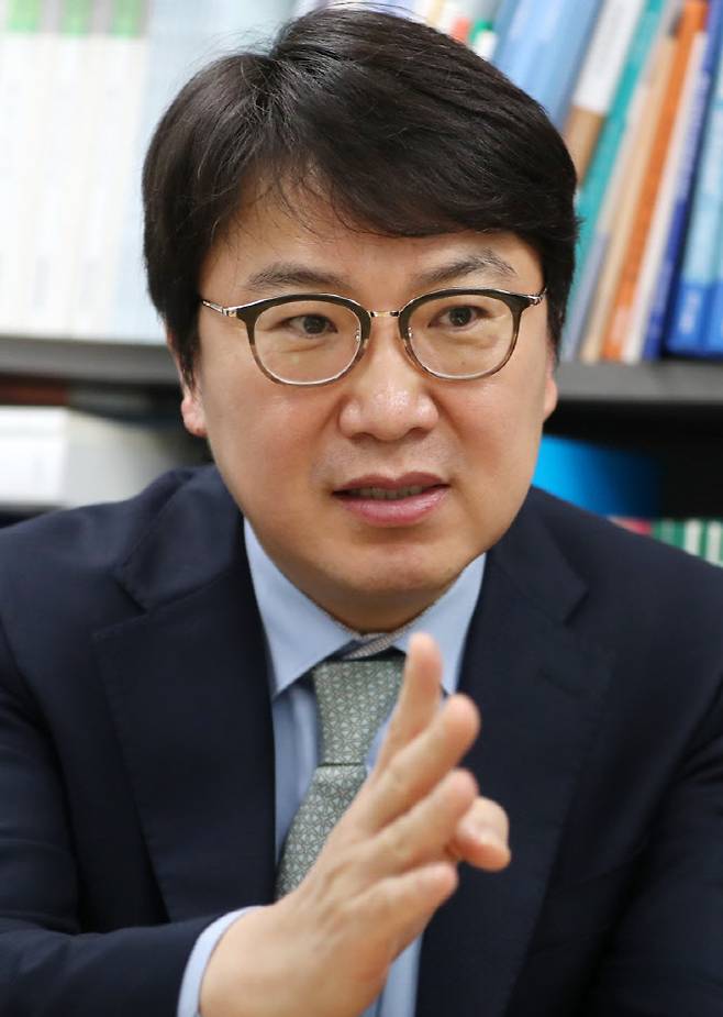 정도진 중앙대 경영학부 교수가 7일 서울 동작구 중앙대 연구실에서 진행한 이데일리와의 인터뷰에서 답변하고 있다. (사진=김태형 기자)