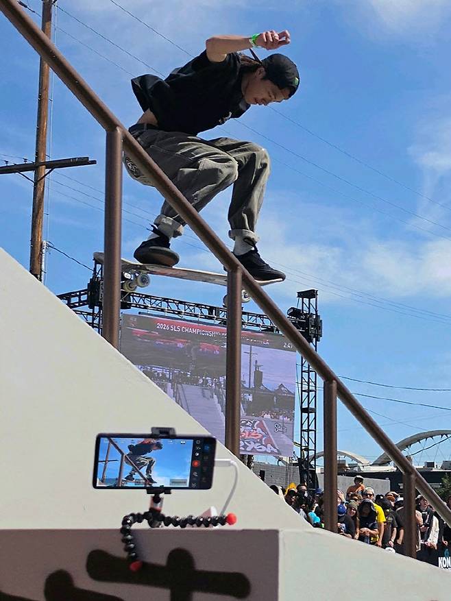 지난 4일(현지시간) 미국 로스앤젤레스 에이스 미션 스튜디오(ACE Missions Studios)에서 갤럭시 S26 울트라가 SLS LA Takeover 경기 생중계를 위해 촬영하고 있다. (사진=게티이미지/삼성전자)