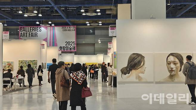 ‘2025 화랑미술제’ 전경. 지난해에는 개장시간 등 일부 시간대에 인파가 몰리는 것을 제외하곤 전반적으로 “북적이지 않고 여유로운” 분위기였다. 신진작가들의 작품이 대거 나왔으나 컬렉터들은 ‘검증된 신진’에 지갑을 열었다(사진=오현주 문화전문기자).