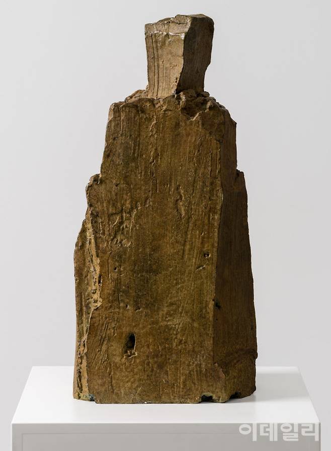 ‘2026 화랑미술제’에 출품하는 정현의 브론즈작업 ‘무제’(45×22×17㎝, Ed.36, 1998). PKM갤러리의 작가 솔로부스에 놓인다(사진=PKM갤러리).