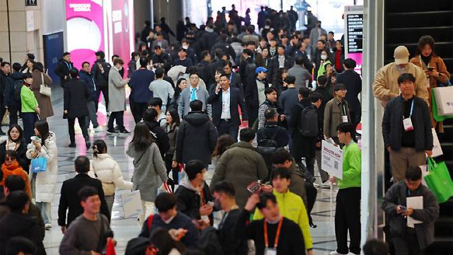 지난 2월 19일 서울 강남구 코엑스에서 열린 국내 최대 규모의 반도체 박람회 '세미콘 코리아 2025' 전시장 입구가 관람객들로 붐비고 있다. (사진=연합뉴스)