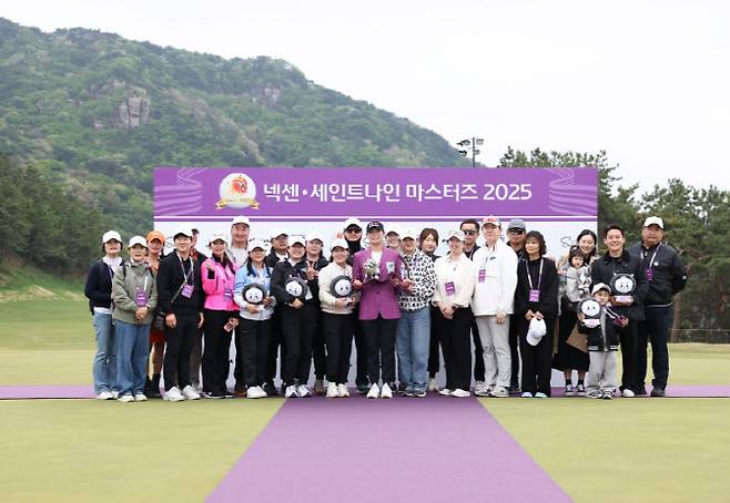 지난해 우승자 방신실과 함께 기념 촬영하는 페이트론들.(사진=브리온컴퍼니 제공)