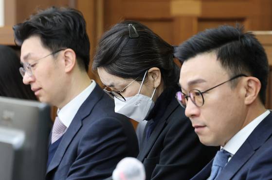 도이치모터스 주가조작과 명태균 공천개입, 통일교 청탁·뇌물 수수 의혹 혐의 등으로 구속기소 된 김건희 여사가 지난해 12월 3일 서울 서초구 서울중앙지방법원에서 열린 자본시장법 위반 혐의 결심 공판에 출석해 있다. 〈사진=연합뉴스〉