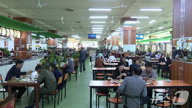 2012년 1월 문을 연 북한 최초 대형마트인 '광복지구상업중심' 3층에서 식사하는 모습. ⓒ평화경제연구소