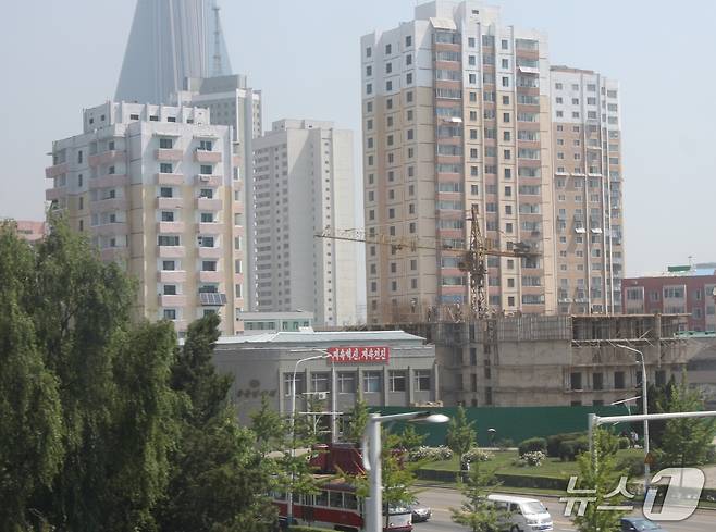 2014년에 처음 문을 연후 20여 개 체인점으로 늘어난 황금벌상점의 평양시 평천구역점의 외부 모습. ⓒ평화경제연구소