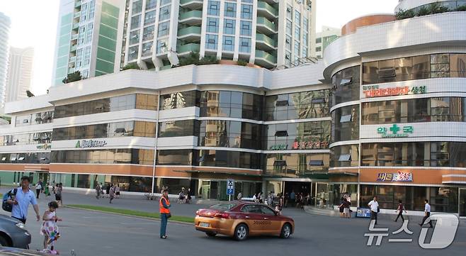 2017년 완공된 평양시 려명거리 중심부에 조성된 ‘종합상업구’의 모습. ⓒ평화경제연구소