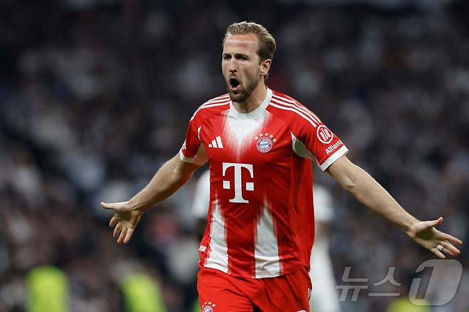 바이에른 뮌헨 공격수 해리 케인이 8일(한국시간) 열린 레알 마드리드와 2025-26 UEFA 챔피언스리그 8강 1차전에서 후반 1분 결승 골을 터뜨려 팀의 2-1 승리를 이끌었다. ⓒ AFP=뉴스1