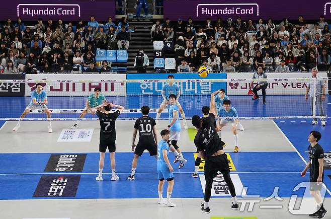 6일 충남 천안 유관순체육관에서 열린 프로배구 2025-2026 V리그 남자부 챔피언 결정전 3차전 대한항공과 현대캐피탈의 경기가 진행되고 있다. 2026.4.6 ⓒ 뉴스1 김기태 기자