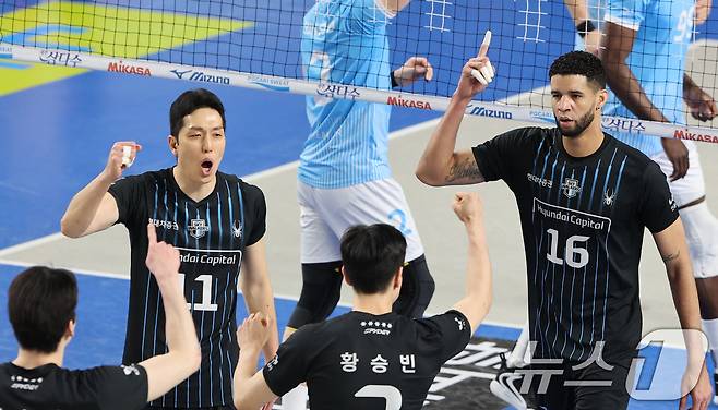 6일 충남 천안 유관순체육관에서 열린 프로배구 2025-2026 V리그 남자부 챔피언 결정전 3차전 대한항공과 현대캐피탈의 경기에서 현대캐피탈 레오가 득점에 성공하자 기뻐하고 있다. 2026.4.6 ⓒ 뉴스1 김기태 기자