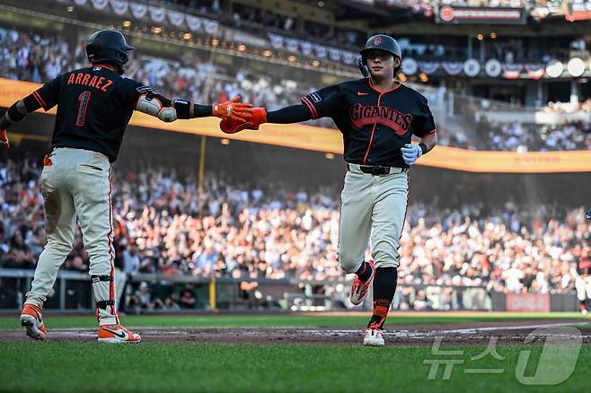 샌프란시스코 자이언츠 이정후(오른쪽). ⓒ AFP=뉴스1