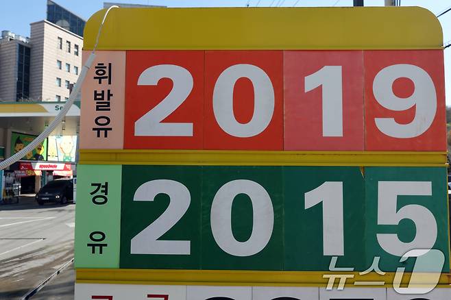 중동 전쟁 영향으로 국내 휘발유·경유 가격이 지속 상승하면서 서울 휘발유 평균 가격이 2000원을 돌파한 7일 서울 시내 한 주유소에 휘발유와 경유 가격이 표시돼 있다. 이날 한국석유공사 유가정보시스템 오피넷에 따르면 이날 오전 9시 기준 리터(L)당 전국 휘발유 평균 가격은 전날 대비 9.88원 오른 2000.27원, 경유는 11.61원 오른 1979.61원으로 집계됐다. 2026.4.7 ⓒ 뉴스1 황기선 기자