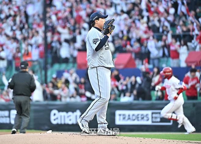 한화 류현진이 7일 문학구장에서 열린 2026 KBO리그 SSG와의 경기 1회말 1사 1루 상황에서 SSG 최정에게 홈런을 허용한 뒤 다시 공을 건네받고있다. 문학 | 박진업 기자 upandup@sportsseoul.com