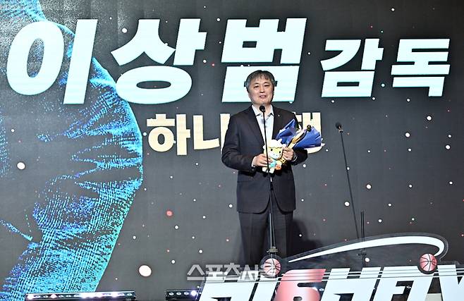 하나은행 이상범 감독이 6일 서울 용산구 서울드래곤시티 그랜드볼룸에서 열린 BNK금융 2025-2026 여자프로농구 정규리그 시상식에서 지도상을 수상한 뒤 소감을 밝히고 있다. 박진업 기자 upandup@sportsseoul.com