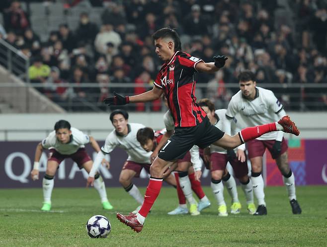 지난달 4일 서울월드컵경기장에서 열린 아시아축구연맹(AFC) 챔피언스리그 엘리트(ACLE) 16강 FC서울과 비셀 고베의 경기. 후이즈가 페널티킥에 실패하고 있다. 사진 | 연합뉴스