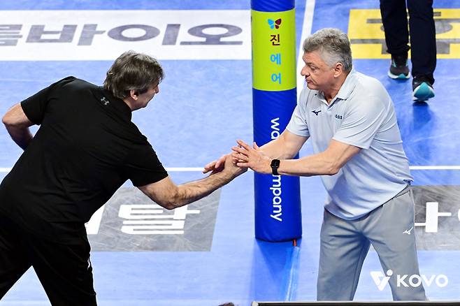 필립 블랑(왼쪽) 감독과 헤난 달 조코 감독. 사진 | 한국배구연맹