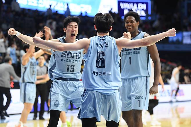 소노 이정현이 고양 소노 아레나에서 열린 2025~2026 LG전자 프로농구 6라운드 정관장전에서 동료들과 기쁨을 나누고 있다. 사진 | KBL