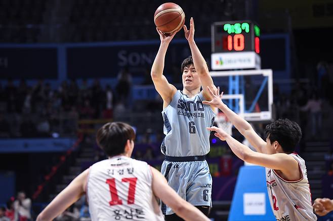 소노 이정현이 고양 소노 아레나에서 열린 2025~2026 LG전자 프로농구 6라운드 정관장전에서 슛을 쏘고 있다. 사진 | KBL