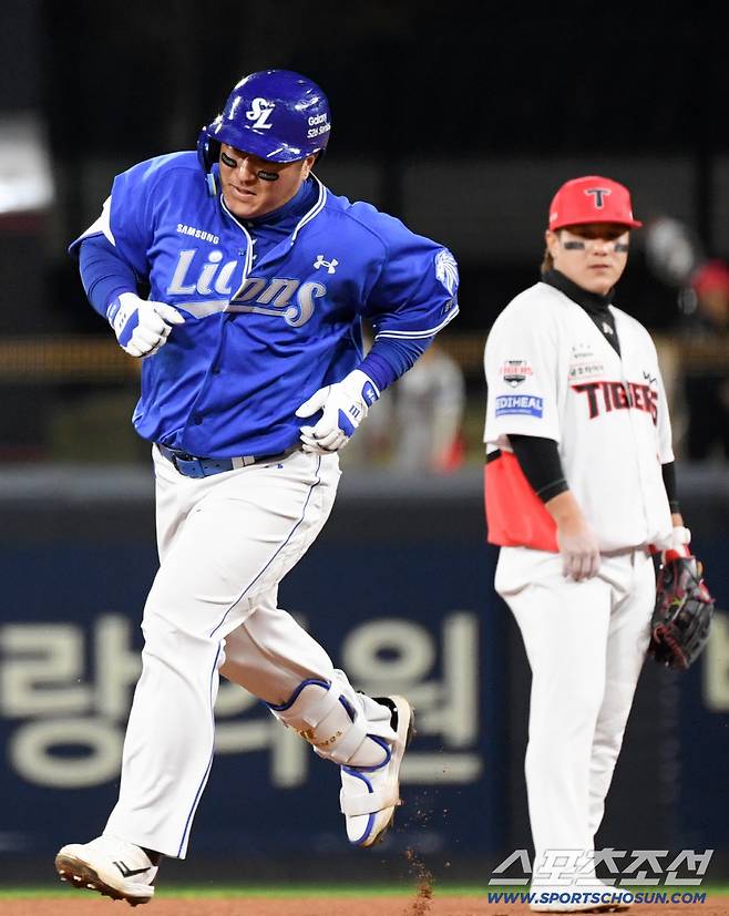 7일 광주 기아챔피언스필드에서 열린 KIA와 삼성의 경기. 9회초 무사 1,3루 삼성 최형우가 스리런포를 날린 뒤 환호하고 있다. 광주=박재만 기자 pjm@sportschosun.com