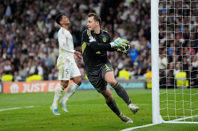 Bayern's goalkeeper Manuel Neuer saves the ball during the Champions League quarterfinal first leg soccer match between Real Madrid and Bayern Munich in Madrid, Spain, Tuesday, April 7, 2026. (AP Photo/Bernat Armangue)
<저작권자(c) 연합뉴스, 무단 전재-재배포, AI 학습 및 활용 금지>