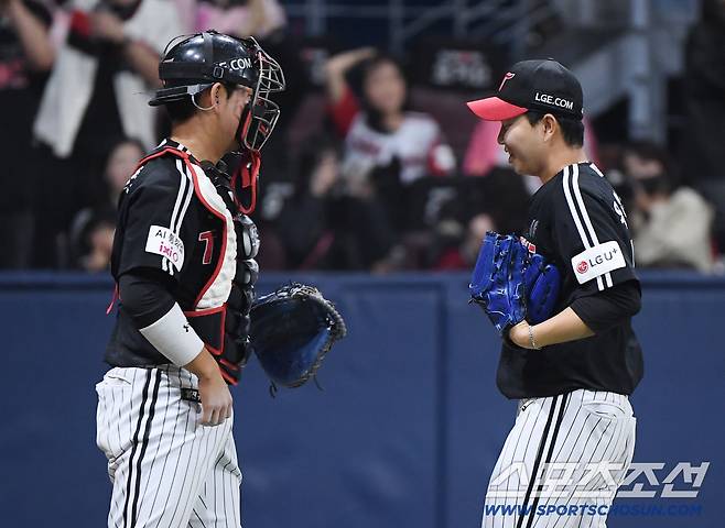 5일 서울 고척스카이돔에서 열린 LG-키움전. 9회말 한 점 차로 쫓긴 상황에서 등판해 추가 실점 없이 승리를 지킨 유영찬 이주헌 포수와 기뻐하고 있다. 정재근 기자 cjg@sportschosun.com/2026.4.5/