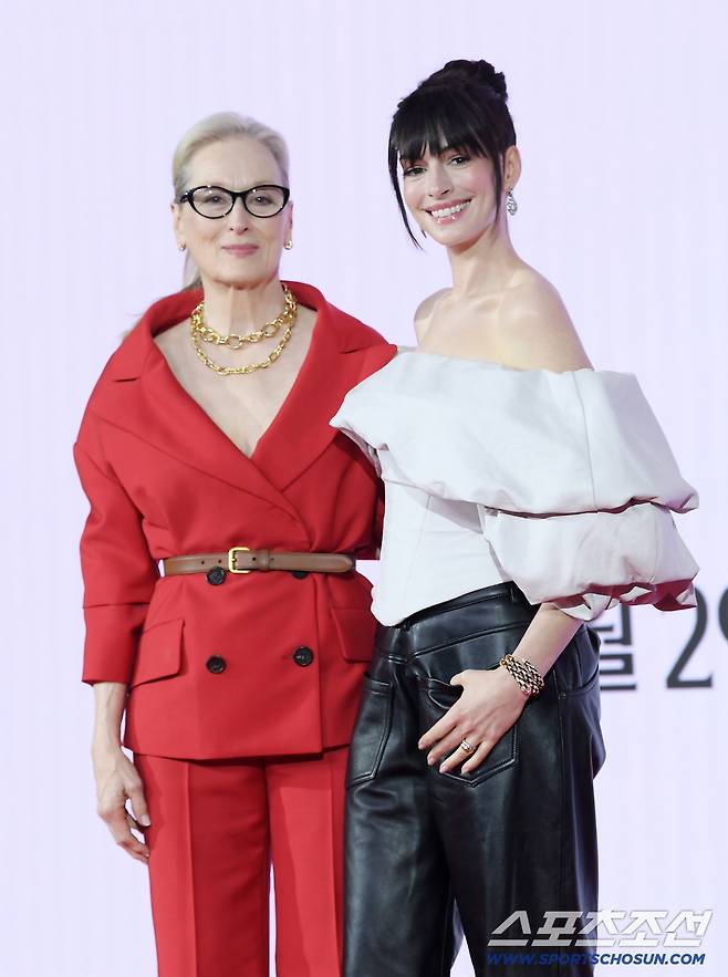 영화 '악마는 프라다를 입는다2' 내한 기자회견이 8일 오전 서울 새문안로 포시즌스호텔에서 열렸다. 메릴 스트립과 앤 해서웨이가 함께 포즈 취하고 있다. 정재근 기자 cjg@sportschosun.com/2026.4.7/
