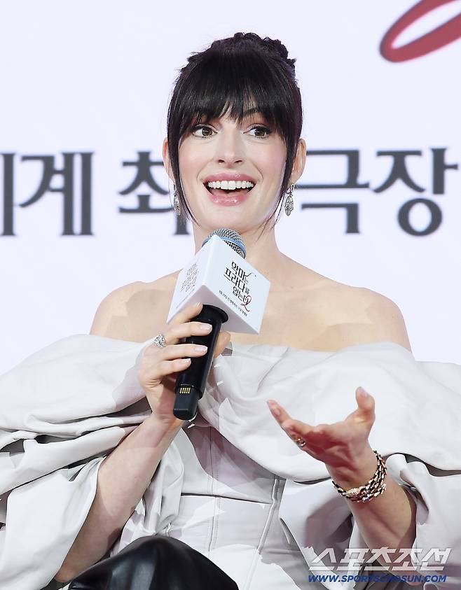 영화 '악마는 프라다를 입는다2' 내한 기자회견이 8일 오전 서울 새문안로 포시즌스호텔에서 열렸다. 앤 해서웨이가 질문에 답하고 있다. 정재근 기자 cjg@sportschosun.com/2026.4.7/