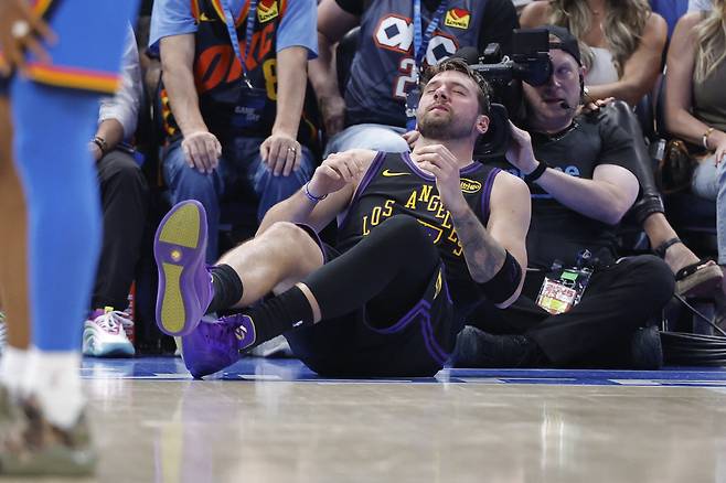 Apr 2, 2026; Oklahoma City, Oklahoma, USA; Los Angeles Lakers guard Luka Doncic (77) falls to the court during a play against the Oklahoma City Thunder during the third quarter at Paycom Center. Mandatory Credit: Alonzo Adams-Imagn Images







<저작권자(c) 연합뉴스, 무단 전재-재배포, AI 학습 및 활용 금지>